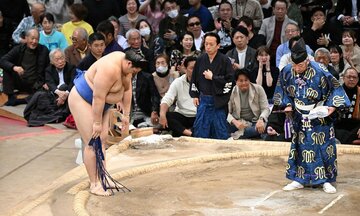 琴桜に敗れ一礼する大の里