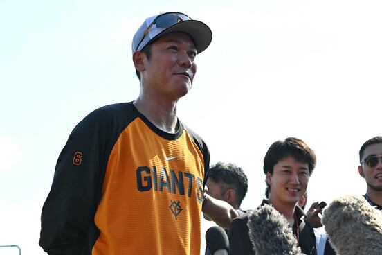 囲み取材に応じた坂本勇人