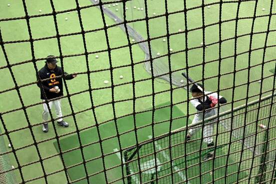 秋季キャンプでイ・スンヨプ氏から指導を受ける巨人・浅野翔吾選手
