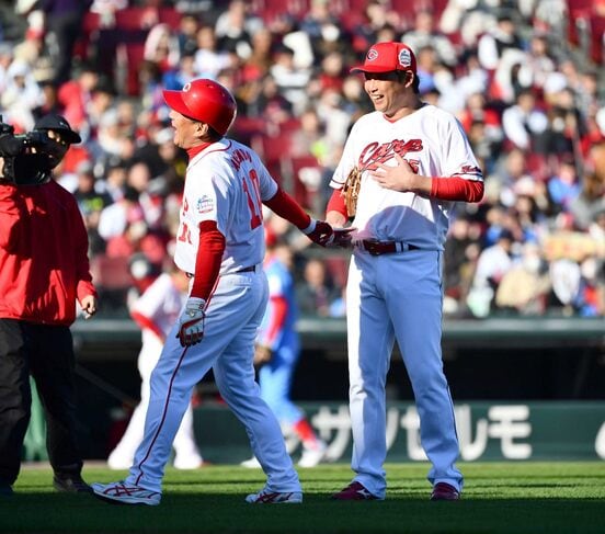 金本知憲氏(左)の打球をお腹で捕球した新井貴浩監督