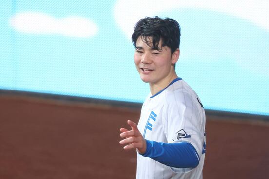 練習中に笑顔を見せる清宮幸太郎