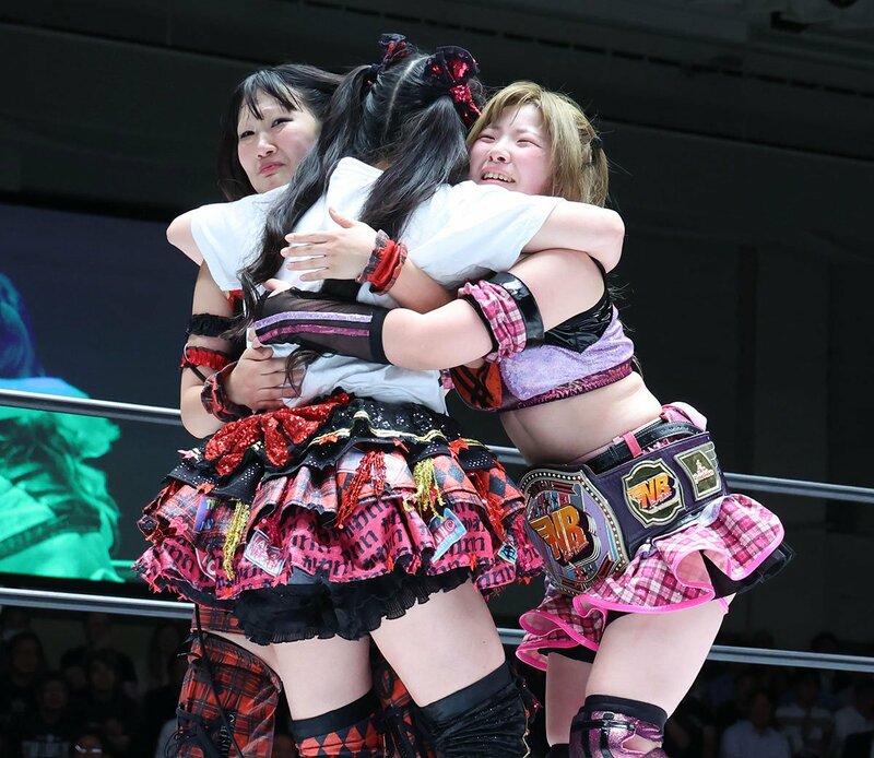 ボスの伊藤麻希(手前)と抱擁する古沢稀杏(左)と梨杏