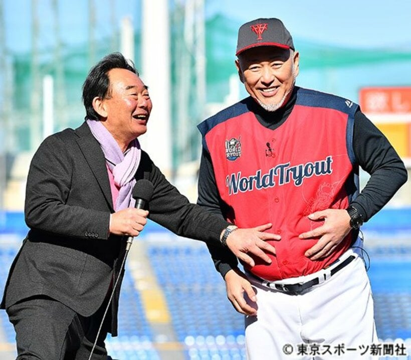  東尾氏（左）におなかをいじられる清原氏