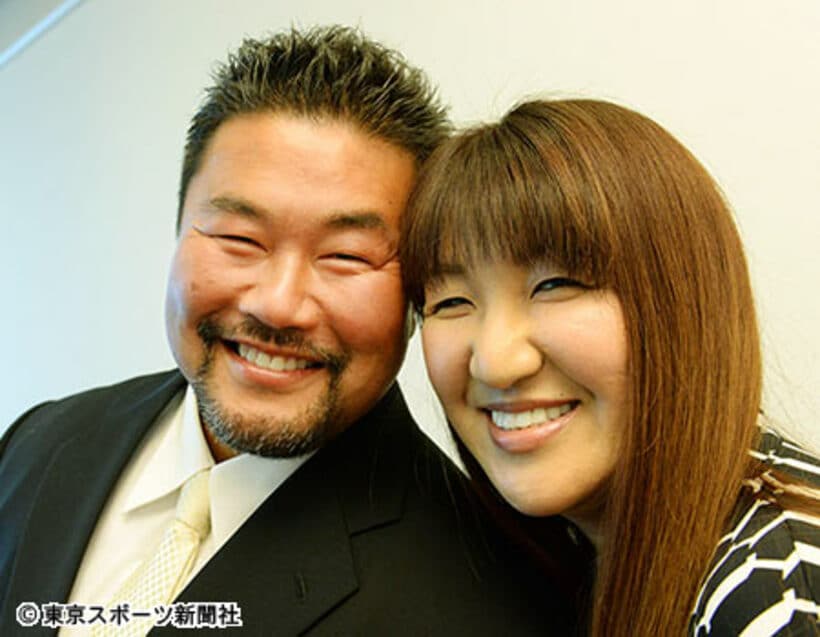 佐々木健介（左）と北斗晶夫妻