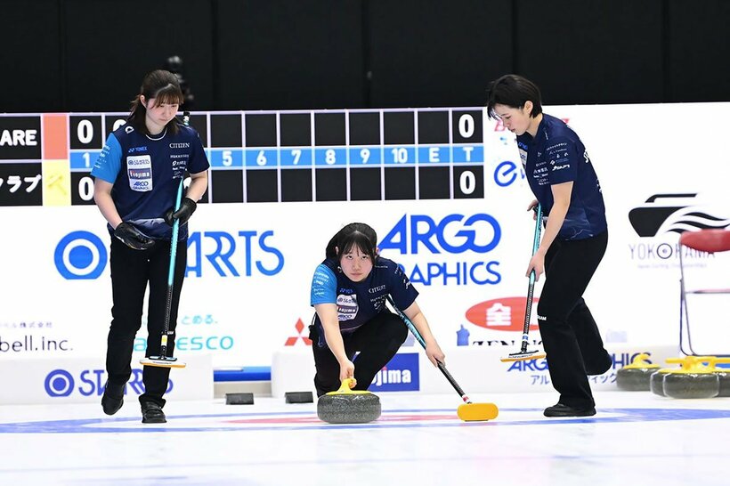 ストーンを投じるSC軽井沢クラブ・川田亜依（中央＝©JCA/H.IDE）
