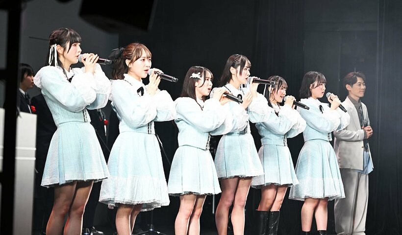 「花は誰のもの？」を歌唱したＳＴＵ４８と横山だいすけ(右)