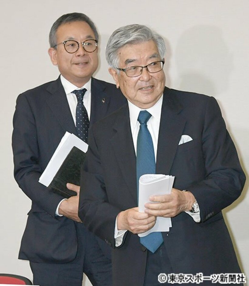  村井満チェアマン（左）と斉藤惇コミッショナー