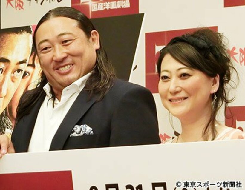  ロバート秋山（左）と友近