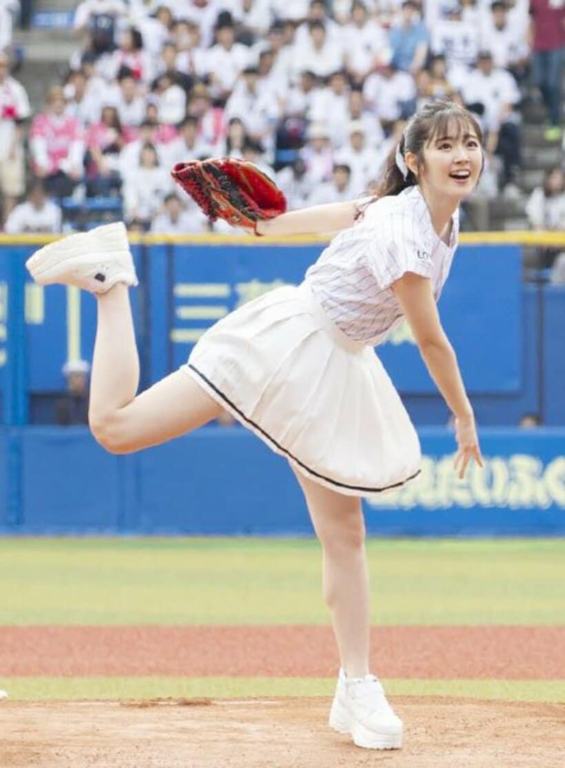  始球式を行った鈴木愛理