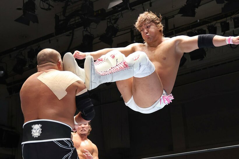 石井智宏にドロップキックを浴びせる海野翔太（右）