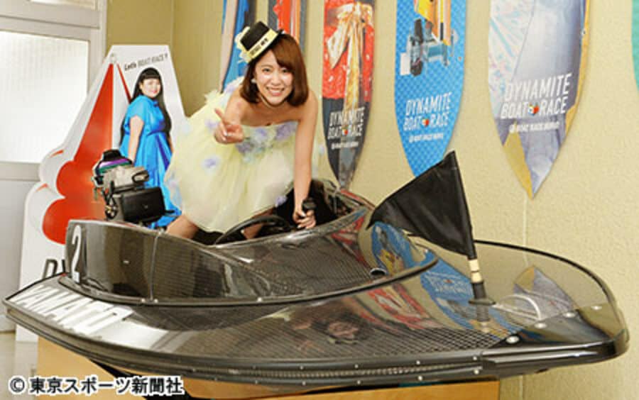 完成したボートに乗ってモンキーポーズを決める高橋さん