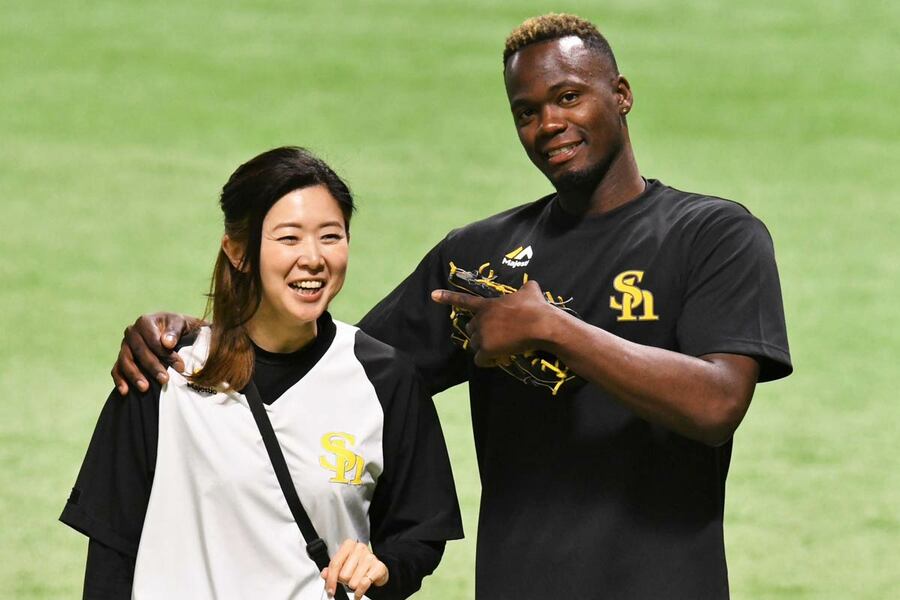 モイネロ（右）と加藤和子さん（提供写真）