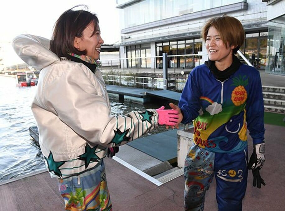  優勝した小野生奈を祝福する２着の遠藤エミ（右）