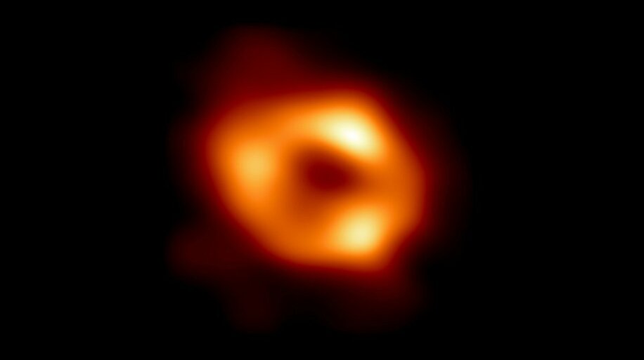  国際チームが撮影した、天の川銀河中心の巨大ブラックホール（中央の黒い部分）と周りを取り巻くガスなど（ＥＨＴ　Ｃｏｌｌａｂｏｒａｔｉｏｎ提供＝ロイター）