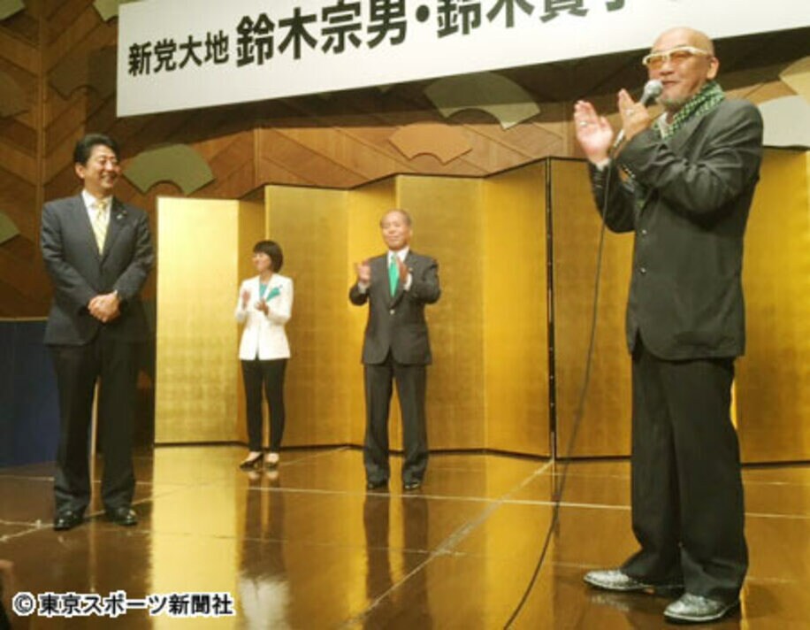 安倍首相（左端）を前に“総理コール”を始めた松山千春