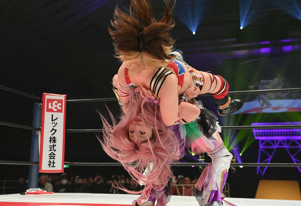 月山をタイガースープレックスホールドで仕留めた中野たむ