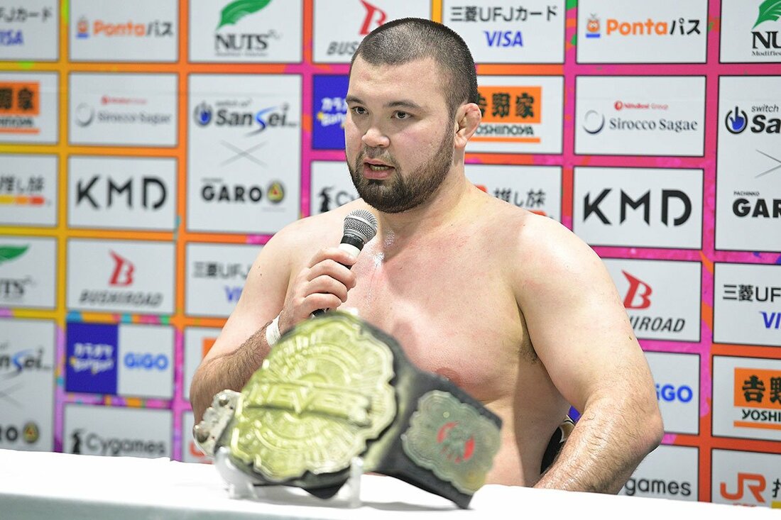 NEVERのベルトとともに、試合を振り返ったウルフアロン