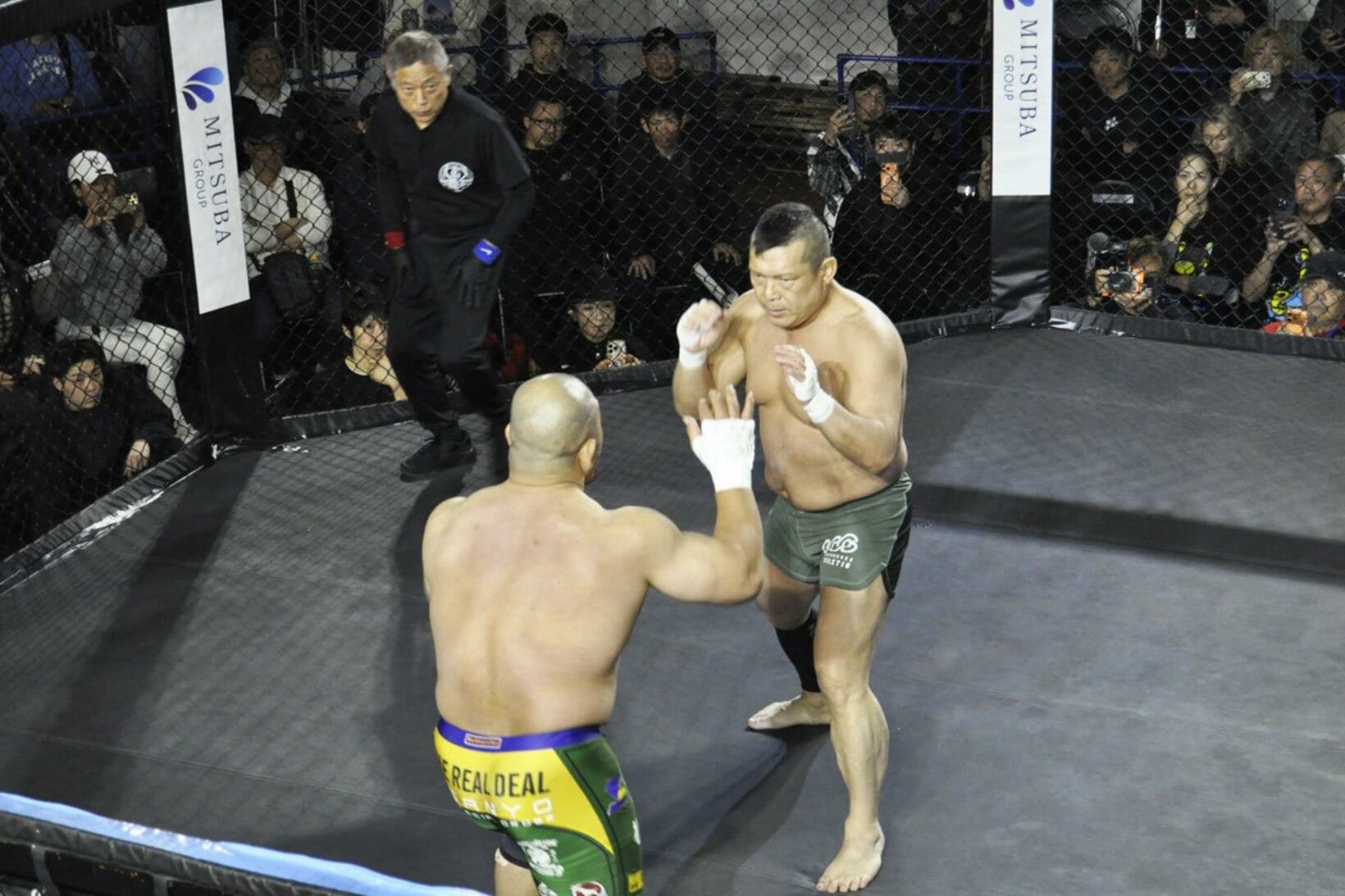 小路晃(奥)と激しい攻防を見せた関根〝シュレック〟秀樹