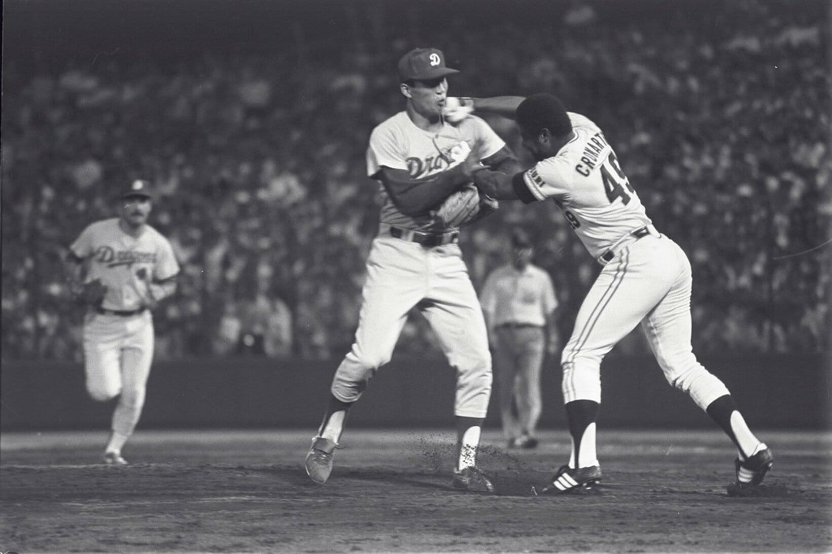 クロマティ（右）は宮下の死球に怒り、右ストレートを見舞った（１９８７年６月１１日）