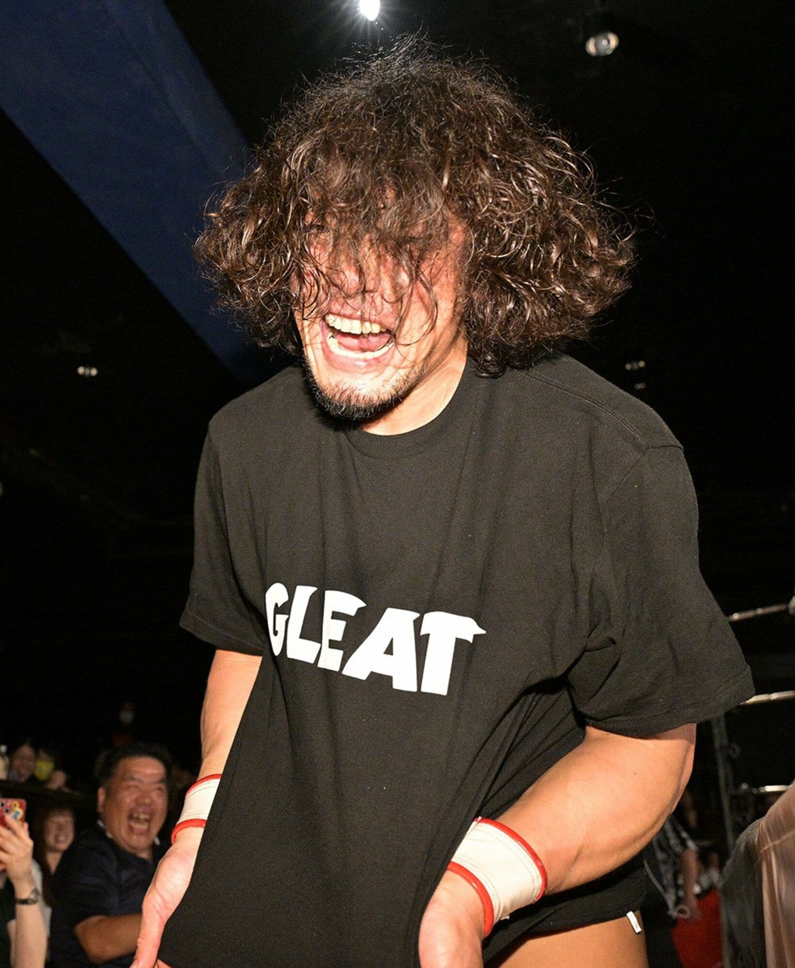 Ｔシャツの「GLEAT」のロゴに悶絶するYAMATO
