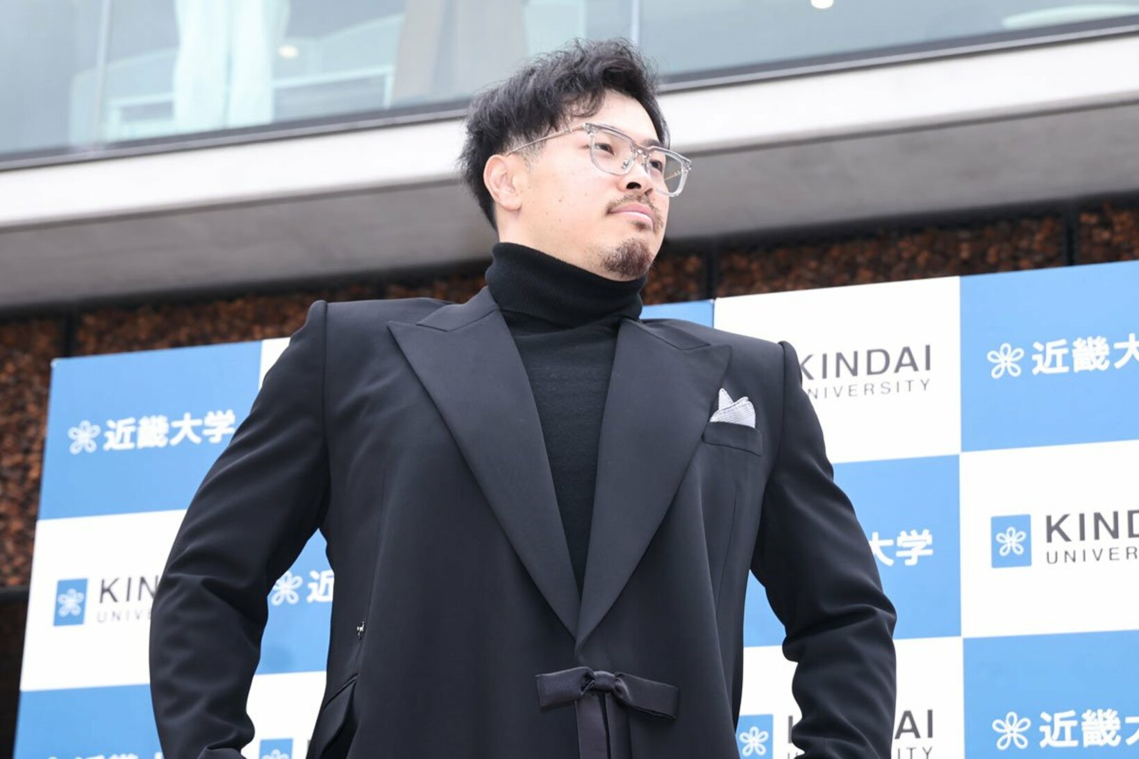 「ヒゲ＆メガネ」でダンディーに母校凱旋を果たした佐藤輝明