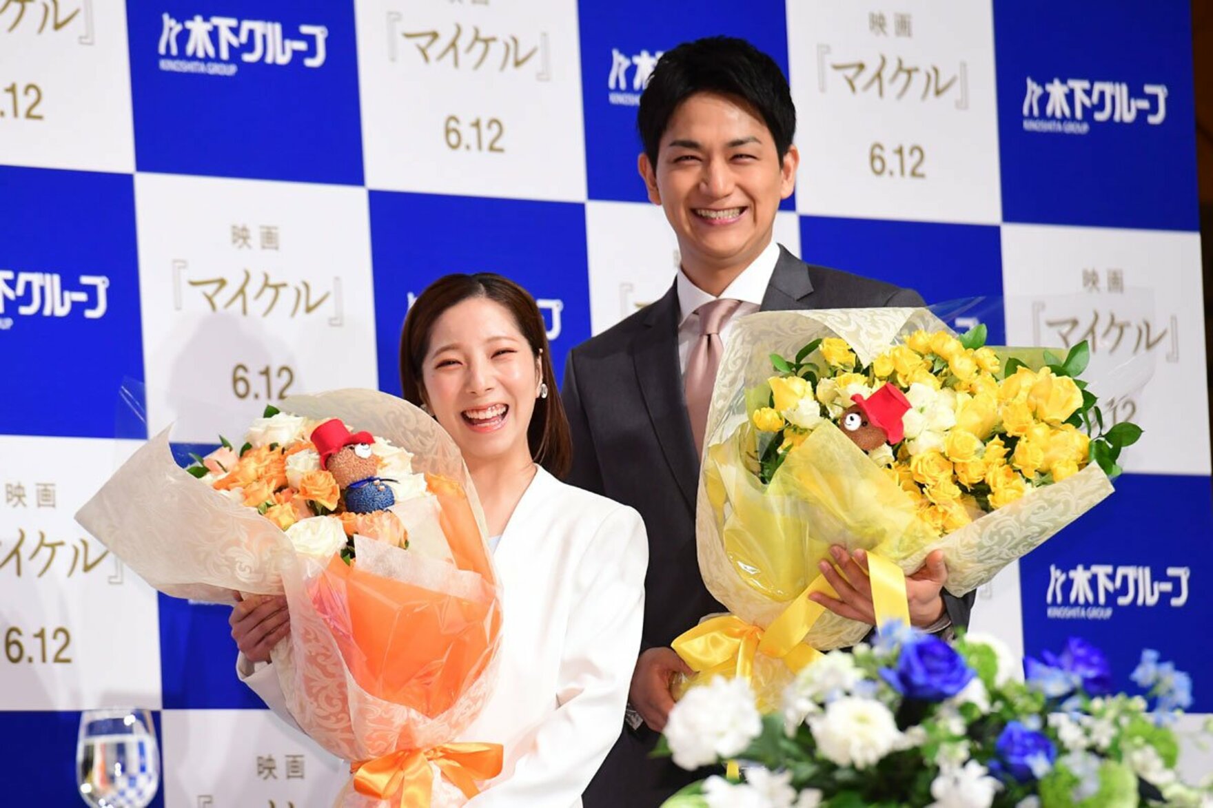 引退会見で花束を受け取り、笑顔の三浦璃来(左)と木原龍一.jpg