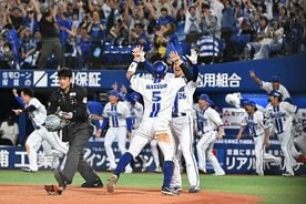 12回、悪送球の間にサヨナラのホームを踏んだDeNA・松尾汐恩(中)