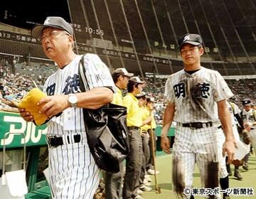 嘉手納を破り、球場を後にする馬淵監督（左）ら明徳義塾ナイン