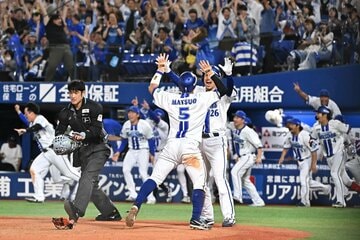 12回、悪送球の間にサヨナラのホームを踏んだDeNA・松尾汐恩(中)