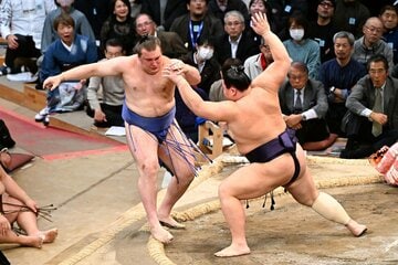 義ノ富士（右）に突き出された安青錦