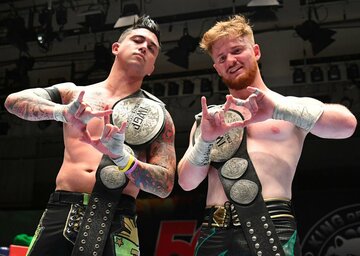  「ユナイテッド・エンパイア」所属のＴＪＰ(左)とフランシスコ・アキラ（新日本プロレス提供）