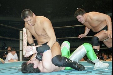 三沢に馬乗りになる小川。背後には力皇が…