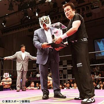  北原（右）の引退セレモニーでマスクを贈呈した師匠の初代タイガーマスク