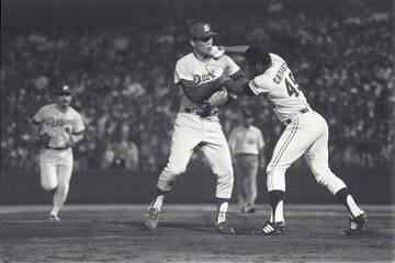 クロマティ（右）は宮下の死球に怒り、右ストレートを見舞った（１９８７年６月１１日）