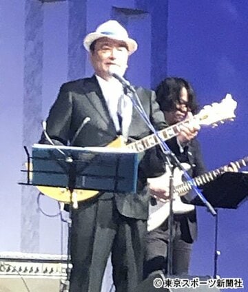  光男氏は息子の就任パーティーでギターを演奏