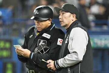 継投策が実らなかった巨人・阿部監督(右)