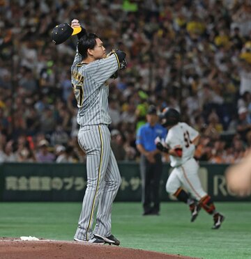 浅野（右）に満塁本塁打を打たれた阪神・及川