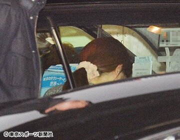 ラジオ局に入る際、報道陣に顔をそむけた松村