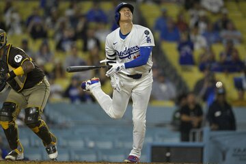 死球に悶絶する大谷翔平（ロイター）