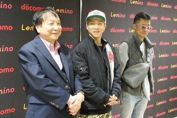 サウジアラビアから帰国した井上尚弥(中)、大橋秀行会長(左)と父の井上慎吾トレーナー