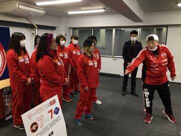  対抗戦出場者に里村が入っていないことに激怒する長与千種（右）