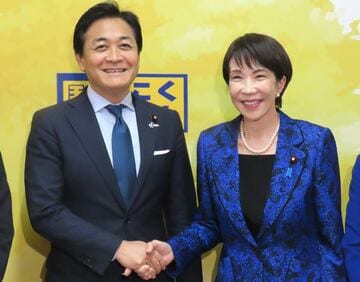 高市首相（右）と握手する玉木雄一郎氏