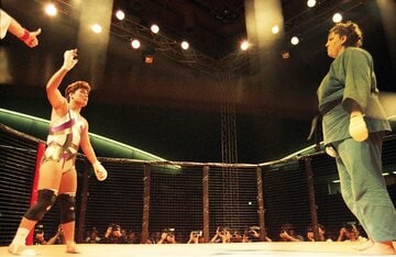 L-1決勝でスベトラーナ・グンダレンコ(右)と対峙する神取忍（1995年）