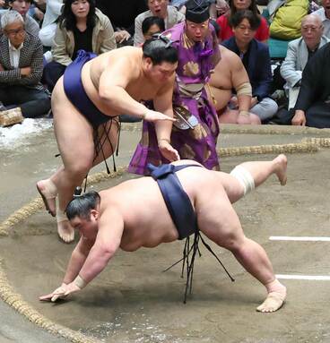 藤凌駕を引き落とし8勝目を挙げた大の里