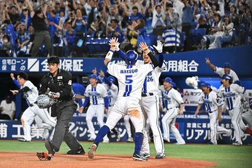 12回、悪送球の間にサヨナラのホームを踏んだDeNA・松尾汐恩(中)
