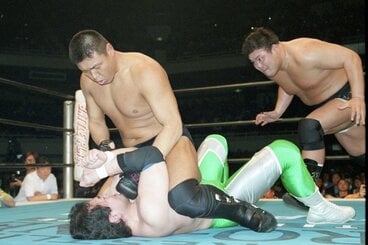 三沢に馬乗りになる小川。背後には力皇が…