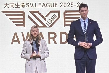 MVPに輝いたNEC川崎の佐藤淑乃(左)と、サントリーのドミトリー・ムセルスキー