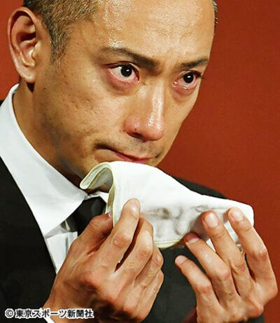 写真：海老蔵 涙の会見「勸玄は今朝も麻央の手を握ったりしていた