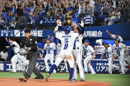12回、悪送球の間にサヨナラのホームを踏んだDeNA・松尾汐恩(中)