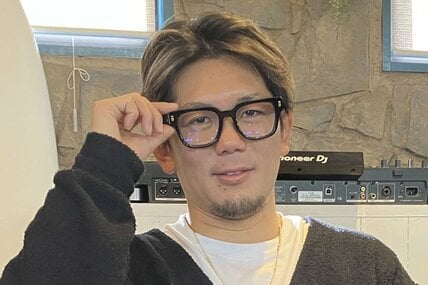 メガネを光らせる皇治